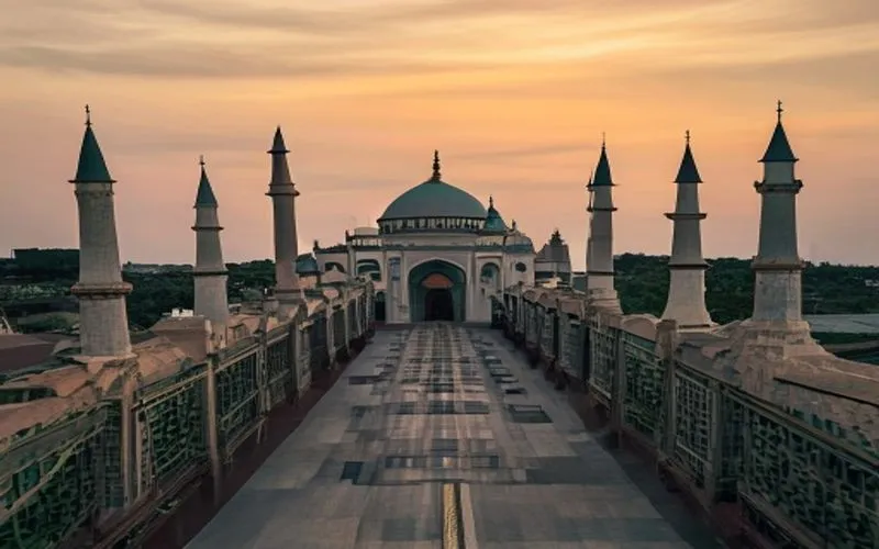 Kota dinamis dengan bangunan-bangunan menarik yang berulang kali menyerambut jumlah keluarga, keluarga muda dan kaum angkatan darat di lingkungan seram. Untuk menambahkan kesan modern dan fantastik, lingkungan berbasis hologram dan cabang sejarah virtual ada di sepanjang kemerosot sebuah taman utama yang membawa kontemporaristik dan keren.